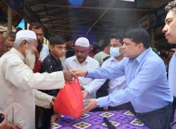 লক্ষ্মীপুরে ভ্রাম্যমাণ ট্রাকে টিসিবির পণ্য বিক্রি কার্যক্রমের উদ্বোধন