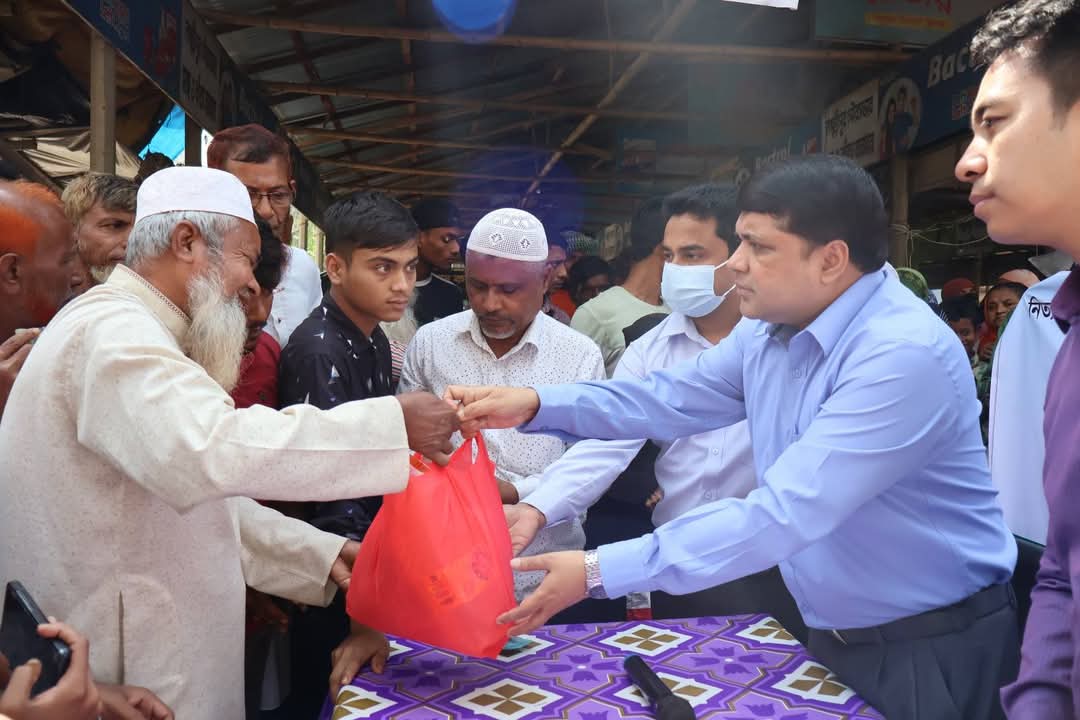 লক্ষ্মীপুরে ভ্রাম্যমাণ ট্রাকে টিসিবির পণ্য বিক্রি কার্যক্রমের উদ্বোধন