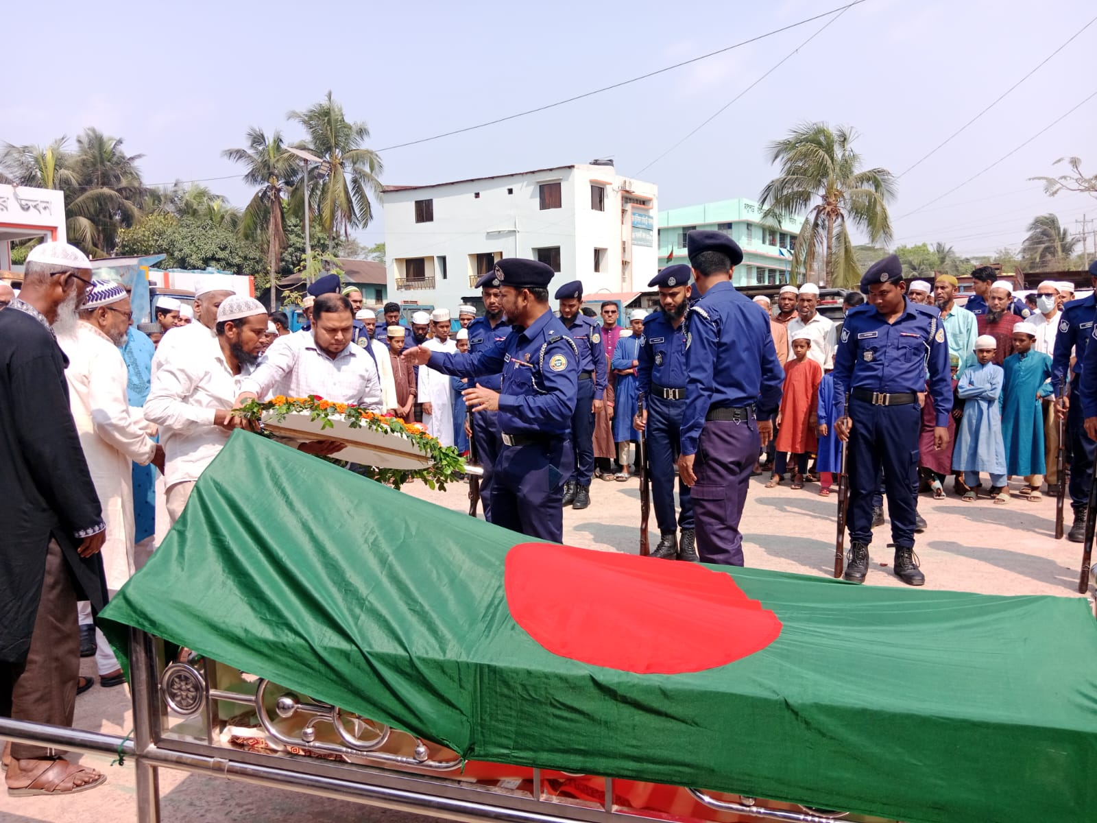 কলাপাড়ায় রাষ্টীয় মর্যাদায় বীর মুক্তিযোদ্ধা শাহজাহান মিয়ার দাফন সম্পন্ন।।