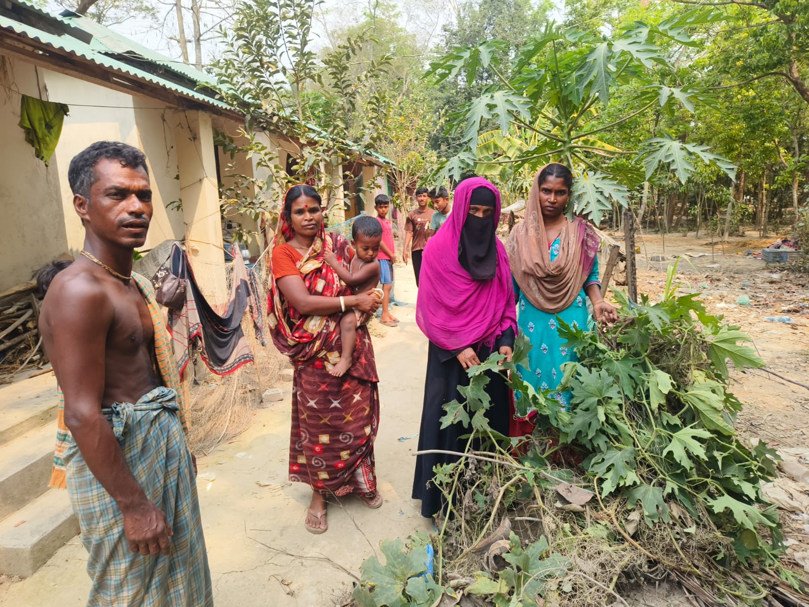 কলাপাড়ায় উচ্ছেদ আতঙ্কে দরিদ্র সাত পরিবার।। সরকারি আবাসন ভাঙ্গার হুমকি বিএনপি নেতার।। 