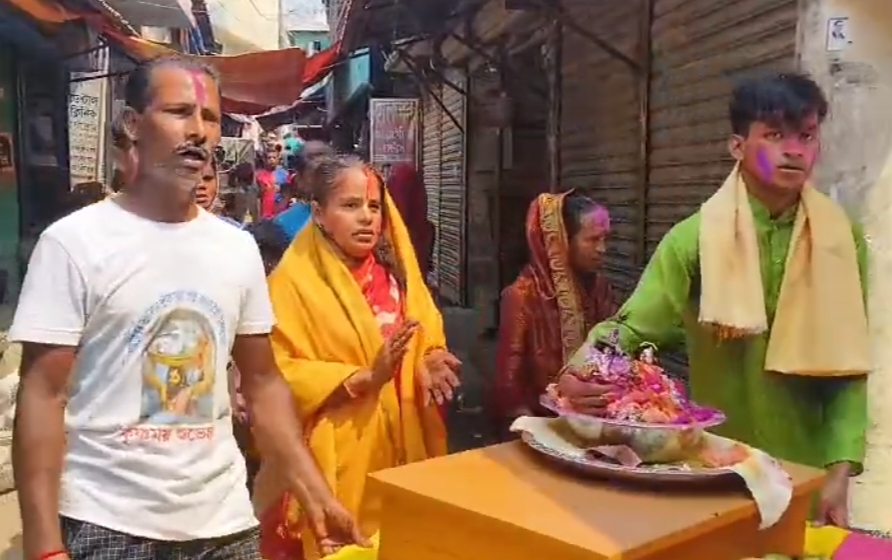 কলাপাড়ায় হিন্দু পাড়াগুলোতে উদযাপিত হচ্ছে হলি উৎসব/