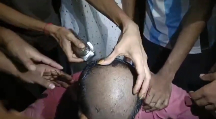 কলাপাড়ায় ইভটিজারের মাথা ন্যাড়া করে দিলেন বিক্ষুব্ধ জনতা/