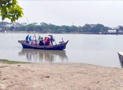 এক খেয়া পারাপারে মাসে অতিরিক্ত হাতিয়ে নেয় ৭৫ হাজার টাকা।। আওয়ামীলীগ’র সিস্টেমই সচল।।
