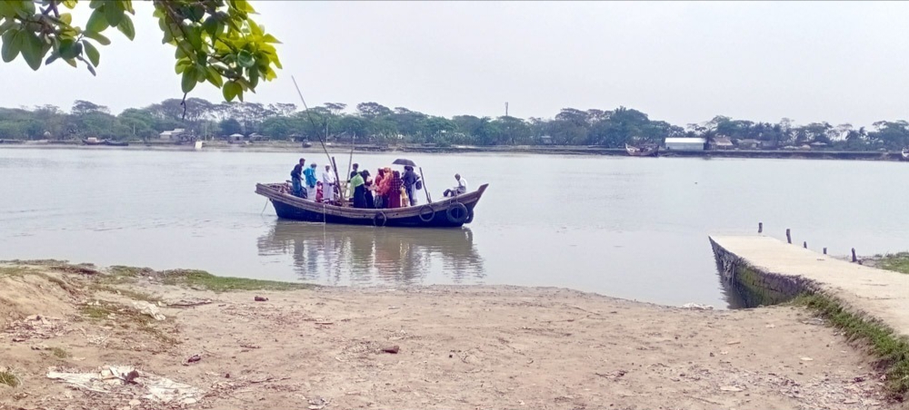 এক খেয়া পারাপারে মাসে অতিরিক্ত হাতিয়ে নেয় ৭৫ হাজার টাকা।। আওয়ামীলীগ’র সিস্টেমই সচল।।