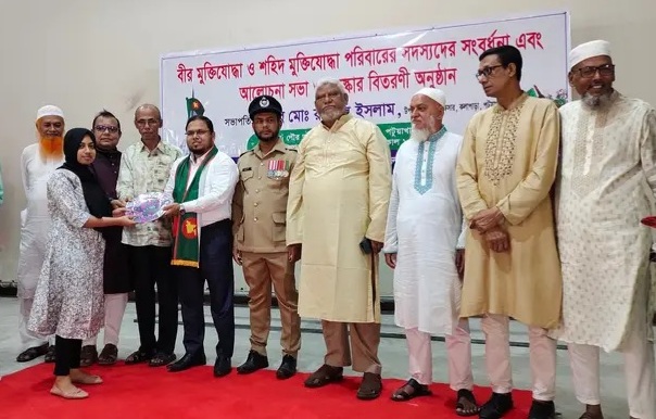 মুক্তিযোদ্ধা ও শহীদ মুক্তিযোদ্ধা পরিবারের সদস্যদের হাতে ঈদ উপহার তুলে দিলেন ইউএনও  