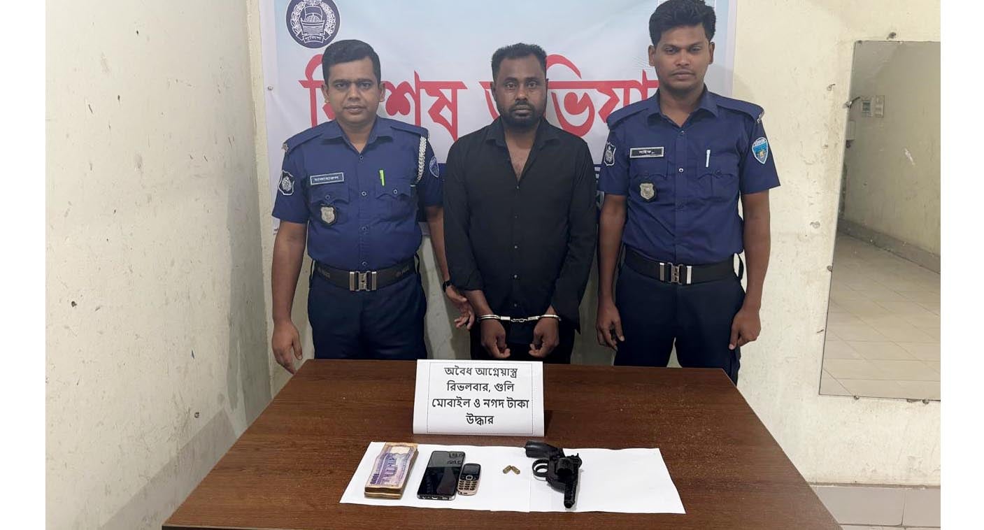 লক্ষ্মীপুরের চন্দ্রগঞ্জে অস্ত্রসহ তালিকাভূক্ত সন্ত্রাসী মনোয়ার গ্রেফতার