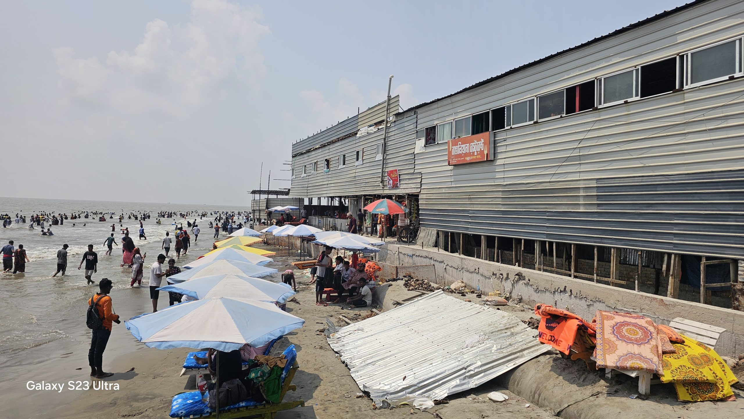 কুয়াকাটা সৈকত দখল করে ঝুকিপূর্ণ মার্কেট নির্মানের অভিযোগ