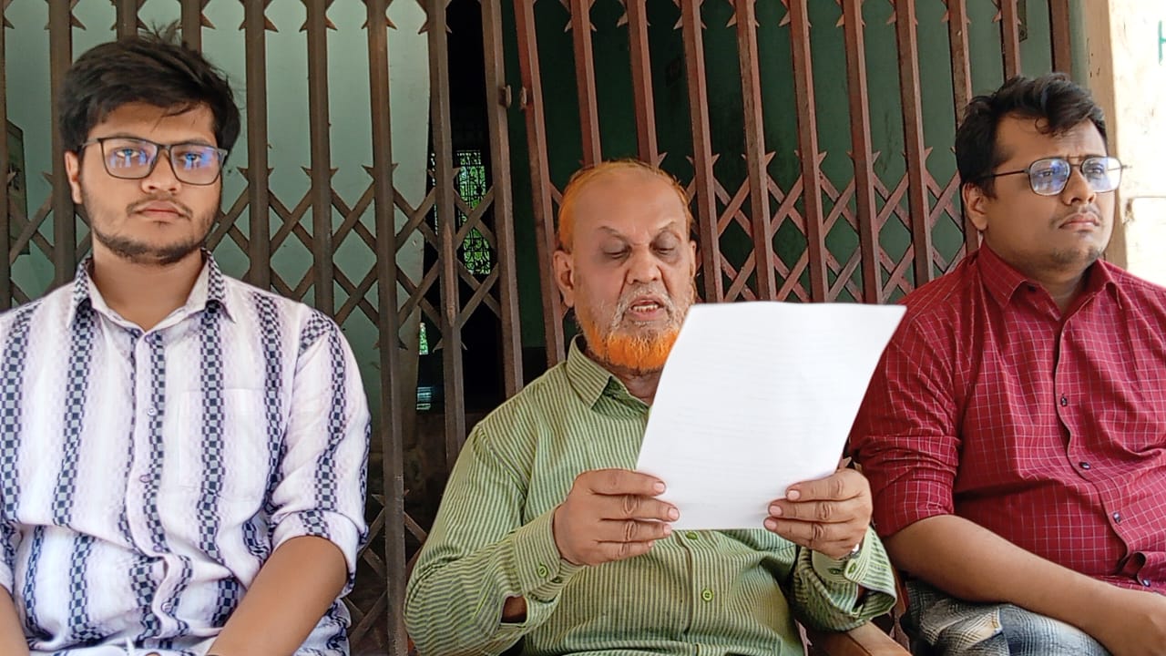 মোল্লাহাটে নিরাপত্তার চেয়ে অবসরপ্রাপ্ত সরকারি কর্মকর্তার সংবাদ সম্মেলন।