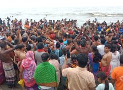 অক্ষয় তৃতীয়ায় কুয়াকাটা সৈকতে সনাতনীদের সমুদ্র স্নান।।