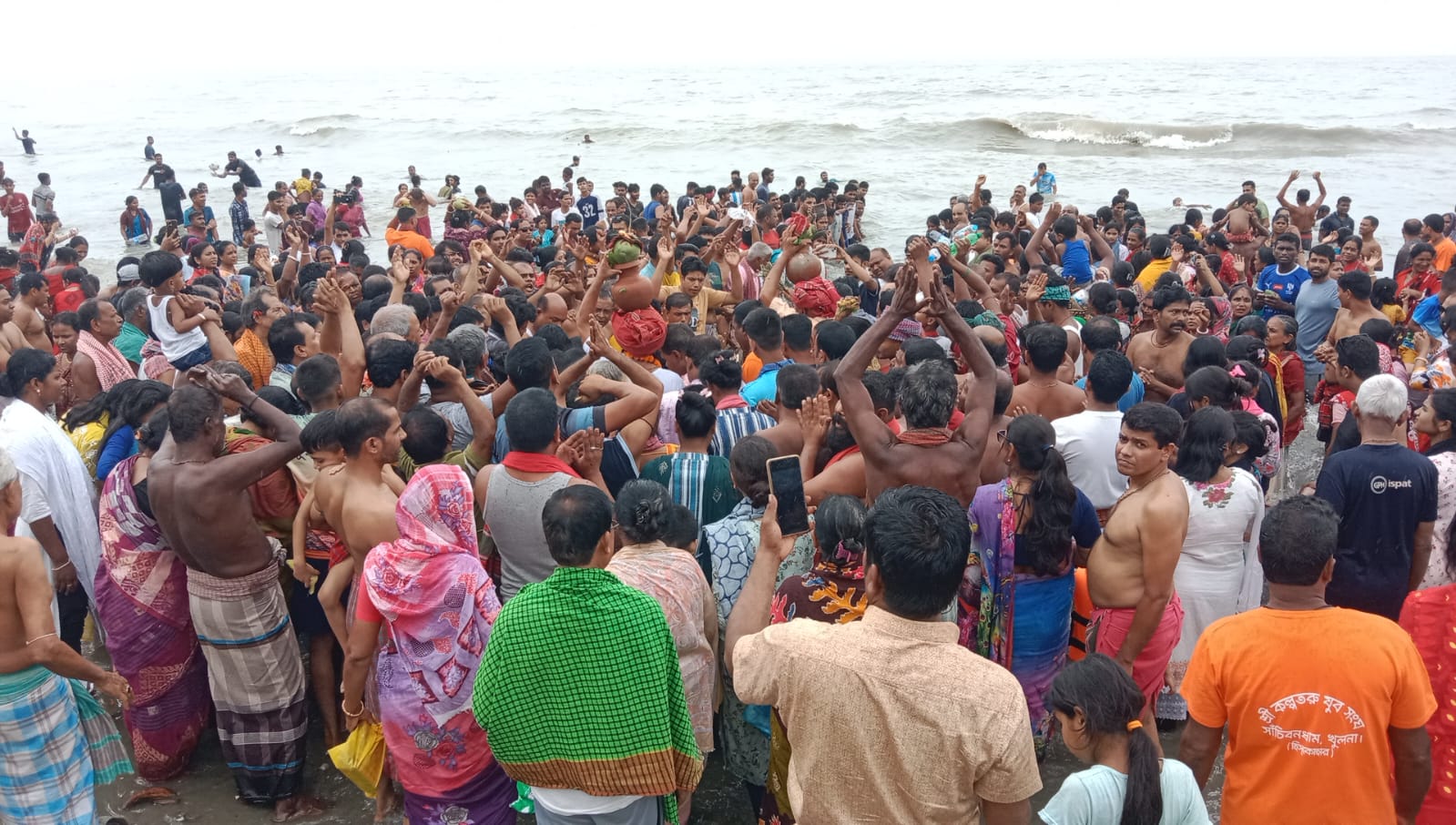 অক্ষয় তৃতীয়ায় কুয়াকাটা সৈকতে সনাতনীদের সমুদ্র স্নান।।