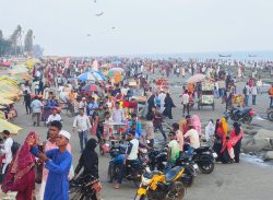 ঈদের দ্বিতীয় দিনে পর্যটকে মুখর কুয়াকাটা সৈকত/