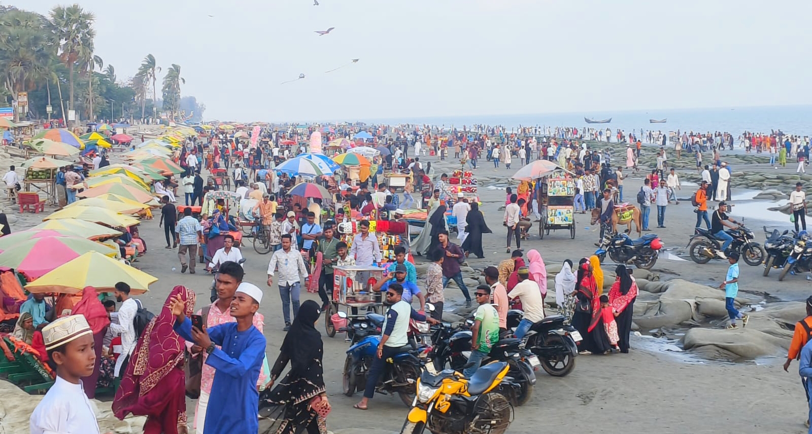 ঈদের দ্বিতীয় দিনে পর্যটকে মুখর কুয়াকাটা সৈকত/