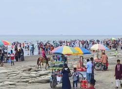 ঈদের তৃতীয় দিনে পর্যটকে কনায় কানায় পরিপূর্ন কুয়াকাটা সৈকত।। 