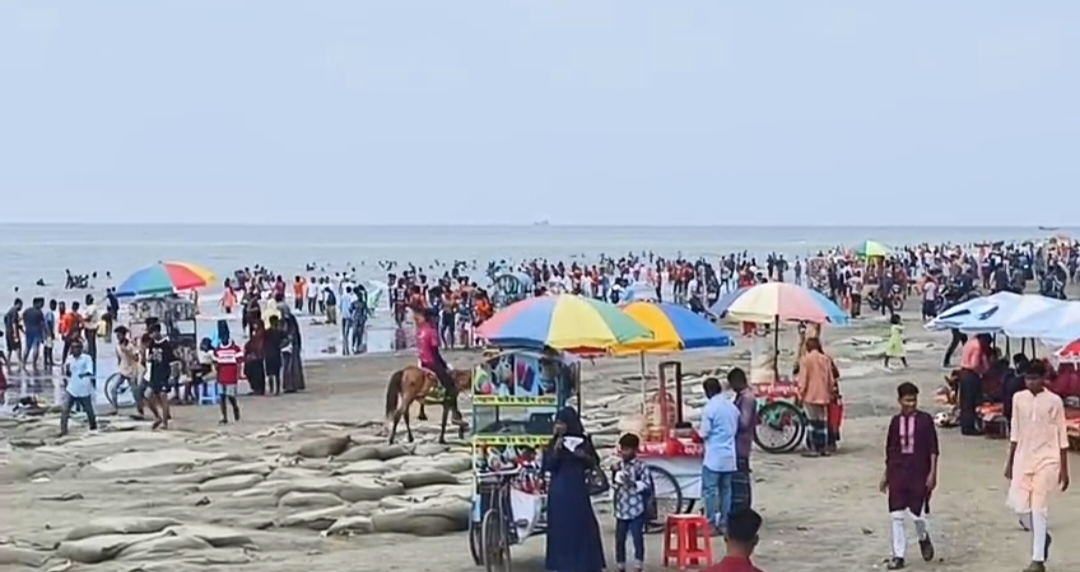 ঈদের তৃতীয় দিনে পর্যটকে কনায় কানায় পরিপূর্ন কুয়াকাটা সৈকত।। 