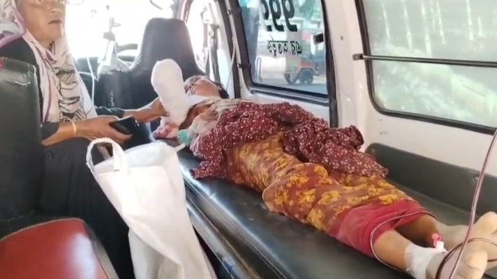 কুপিয়ে স্ত্রীর হাত কর্তন করলেন নেশাগ্রস্থ স্বামী/