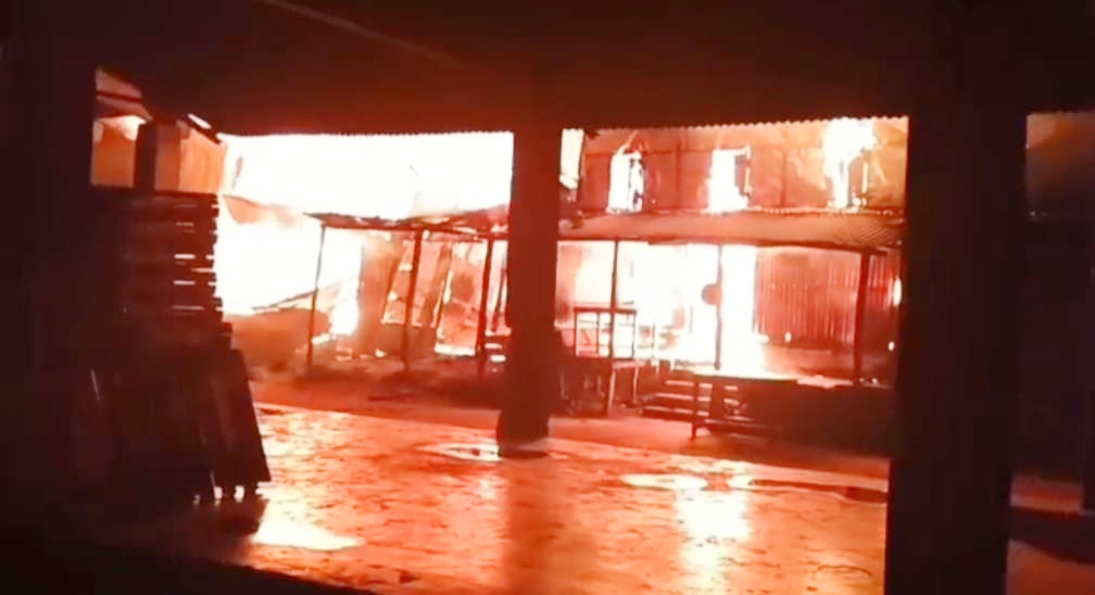 কলাপাড়ায় ভয়াবহ অগ্নিকাণ্ডে বিএনপি কার্যালয়সহ ৫টি দোকান ভস্মীভূত/