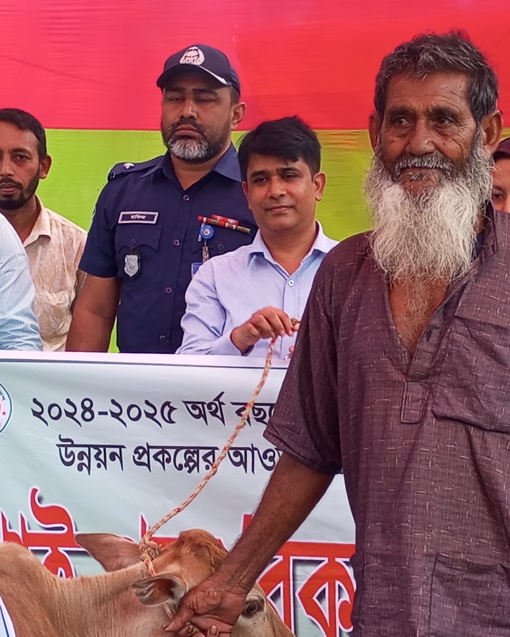 কাশিয়ানীতে নিবন্ধিত দরিদ্র মৎস্যজীবীদের মাঝে   বকনা বাছুর বিতরণ 