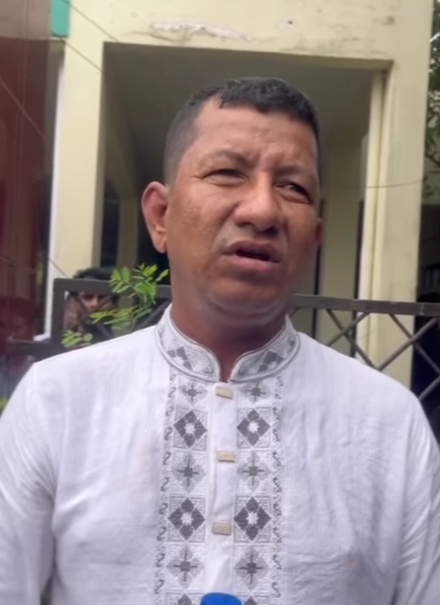 লক্ষ্মীপুরে আওয়ামী লীগ নেতাকে গণপিটুনি, পুলিশে সোপর্দ