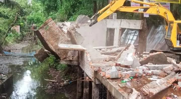 লক্ষ্মীপুরে বর্ষায় জলাবদ্ধতা নিরসনে অবৈধ স্থাপনা উচ্ছেদ অভিযান
