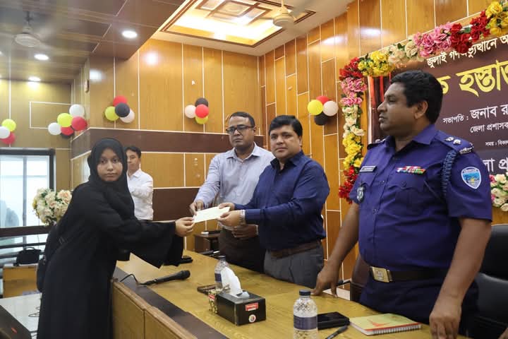 লক্ষ্মীপুরে জুলাই গণঅভ্যুত্থানে আহতদের মাঝে চেক বিতরণ