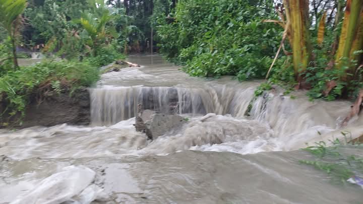 লক্ষ্মীপুরে জোয়ারের পানিতে ৪০ গ্রাম প্লাবিত, সীমাহীন দুর্ভোগ