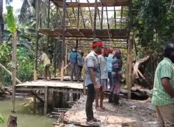 কলাপাড়ায় খালের উপর অবৈধভাবে নির্মিত ৭টি স্থাপনা উচ্ছেদ।।