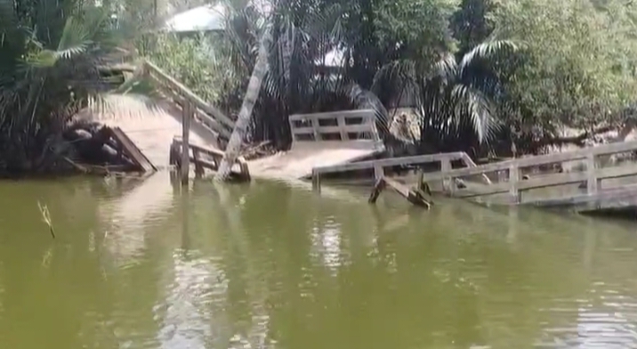 কলাপাড়ায় হঠাৎ বিকট শব্দে সেতু ভেঙ্গে খালে।। ভোগান্তিতে ১৫ গ্রামের ১৫ হাজার মানুষ/