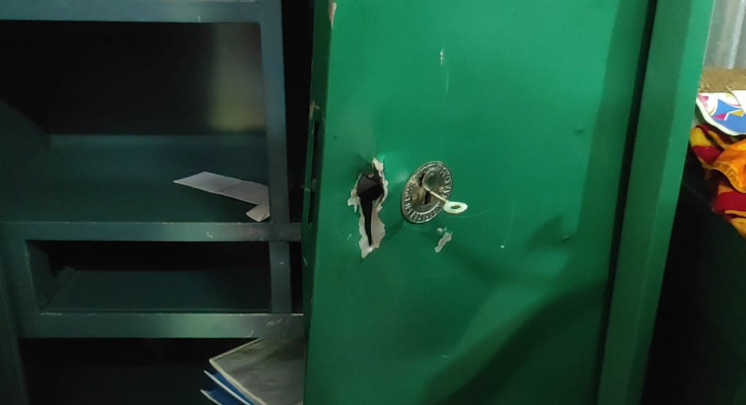 কলাপাড়ায় দিন দুপুরে স্বর্ণালংকার ও নগদ টাকা চুরি। 