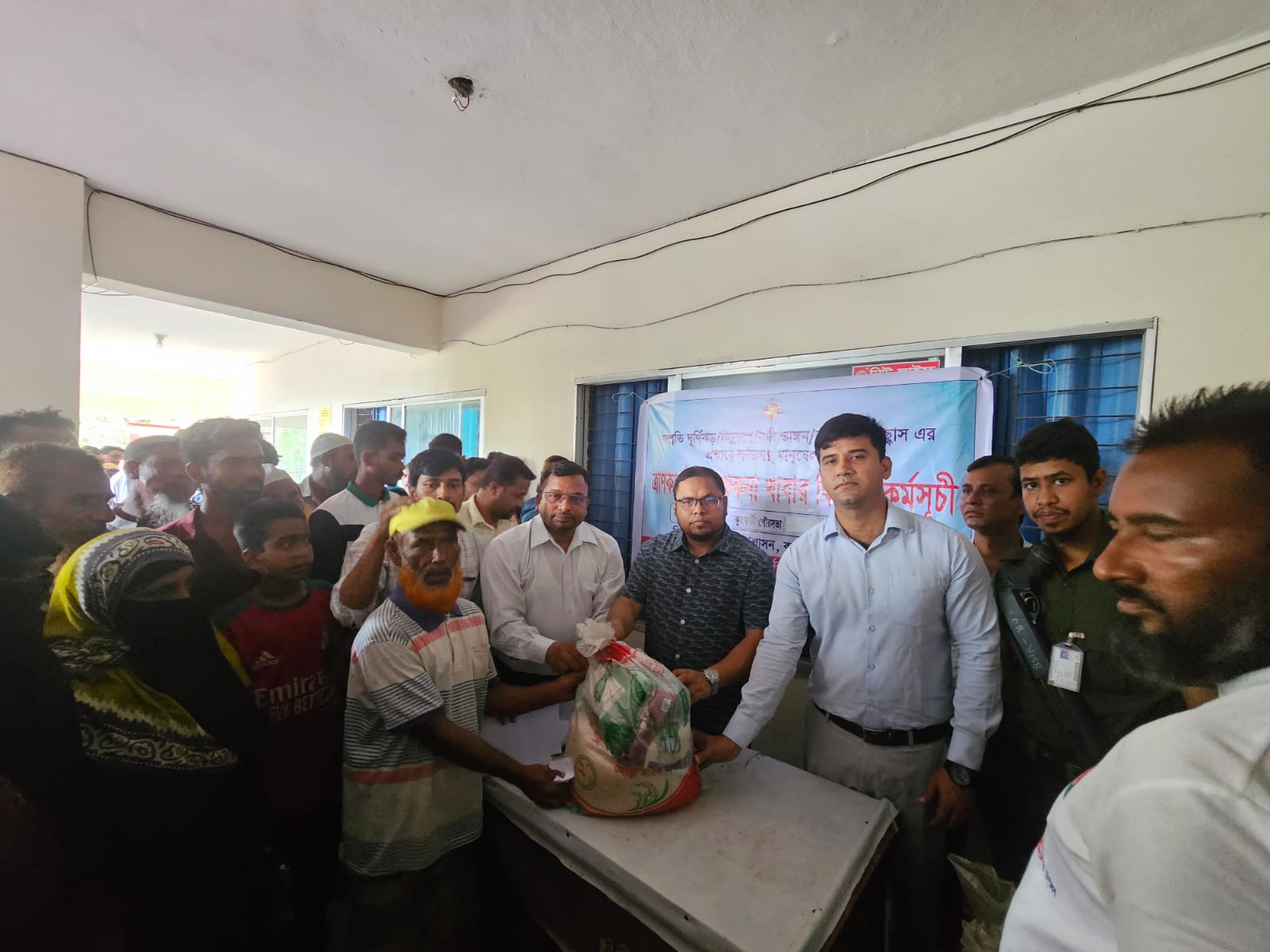 কলাপাড়ায় সম্প্রতি ঘূর্ণিঝড়, নিম্নচাপ, নদী ভাঙ্গন, জলোচ্ছ্বাস ও বন্যার প্রভাবে ক্ষতিগ্রস্ত মানুষের মাঝে চাল ও শুকনা খাবার বিতরণ।।