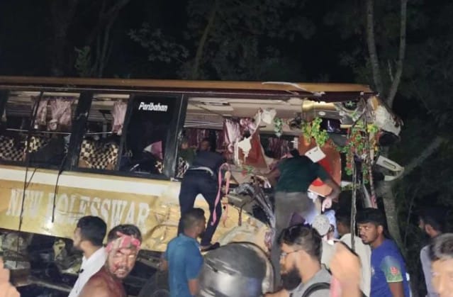 কাশিয়ানীতে বাস-ট্রাক মুখোমুখি সং’ঘ’র্ষে ট্রাকচালকসহ নি’হ’ত-২, আ’হ’ত-২০