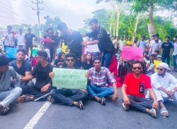 বাগেরহাটের মোল্লাহাটে এইচএসসি পরীক্ষা কেন্দ্রর ভেন্যু মোল্লাহাট থেকে ফকিরহাট উপজেলায় স্থানান্তরিত করার প্রতিবাদে মহাসড়ক অবরোধ করে বিক্ষোভ করেছে এইচএসসি পরীক্ষার্থীরা।