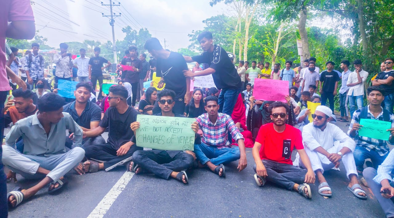 বাগেরহাটের মোল্লাহাটে এইচএসসি পরীক্ষা কেন্দ্রর ভেন্যু মোল্লাহাট থেকে ফকিরহাট উপজেলায় স্থানান্তরিত করার প্রতিবাদে মহাসড়ক অবরোধ করে বিক্ষোভ করেছে এইচএসসি পরীক্ষার্থীরা।