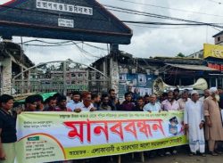 রাস্তা সংস্কারের দাবিতে লক্ষ্মীপুরে স্থানীয়দের মানববন্ধন