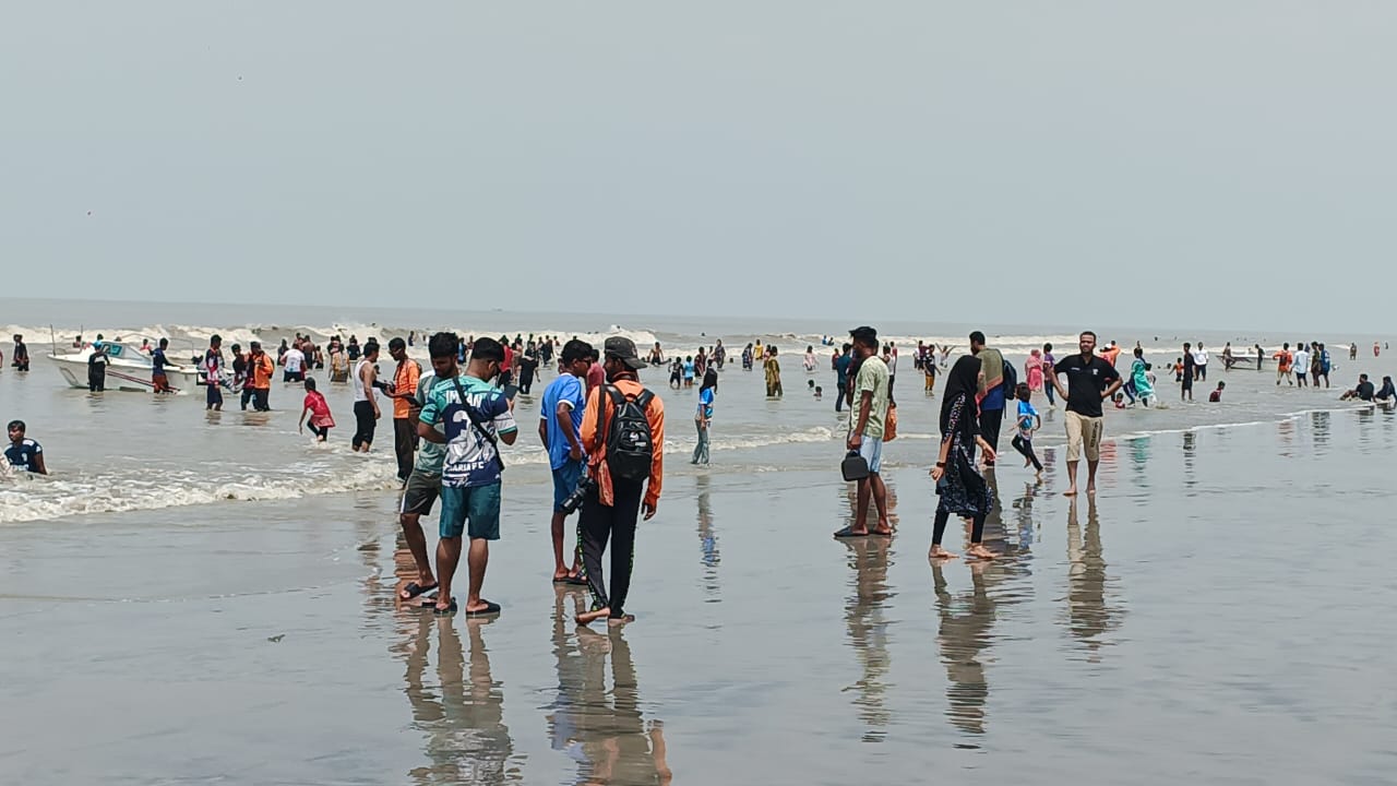 টানা ১০ দিনের ঈদের ছুটিতে প্রাণ ফিরে পেয়েছে কুয়াকাটা সৈকত।। 