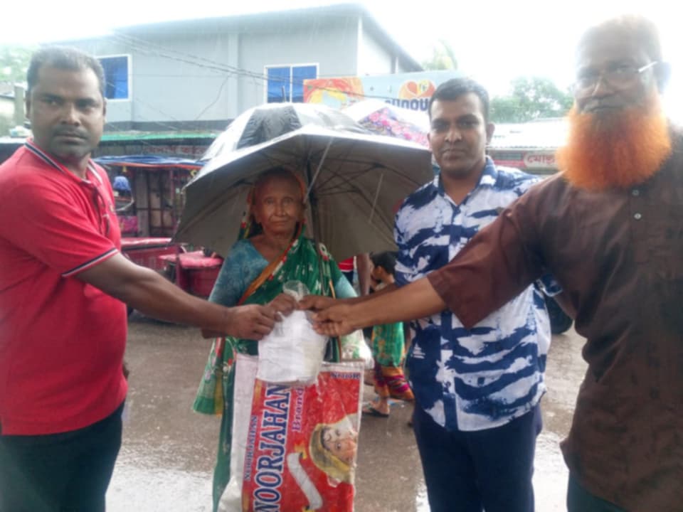 কলাপাড়ায় শতাধিক গরীব মানুষ পেল মধুমাসের ফল।। 