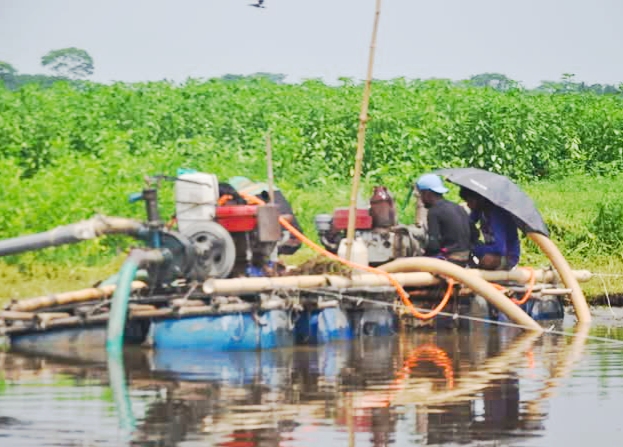 কাশিয়ানীতে চলছে অবৈধভাবে বালু উত্তোলনের মহোৎসব