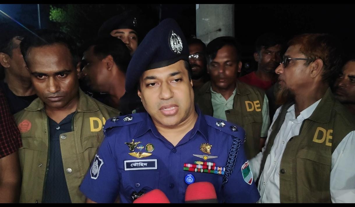 বাগেরহাটের মোল্লাহাটে বিপুল পরিমাণ অস্ত্র ও বুলেট সহ আটক-১১