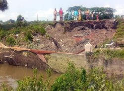 কলাপাড়ায় রেড়িবাঁধ সহ স্লুইজ গেট ধ্বসে পড়ার শঙ্কা 