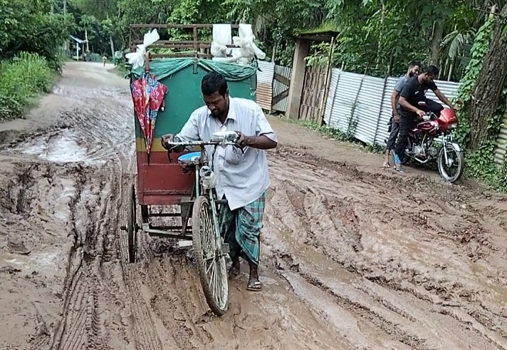 জকশিন-পোদ্দার বাজার সড়ক: বিচ্ছিন্ন হয়ে পড়েছে যোগাযোগ ব্যবস্থা