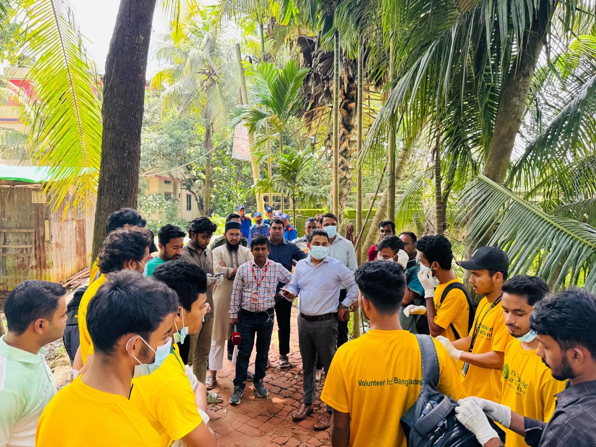 লক্ষ্মীপুরে জলাবদ্ধতা নিরসনে প্রশাসন ও স্বেচ্ছাসেবীদের অভিযান