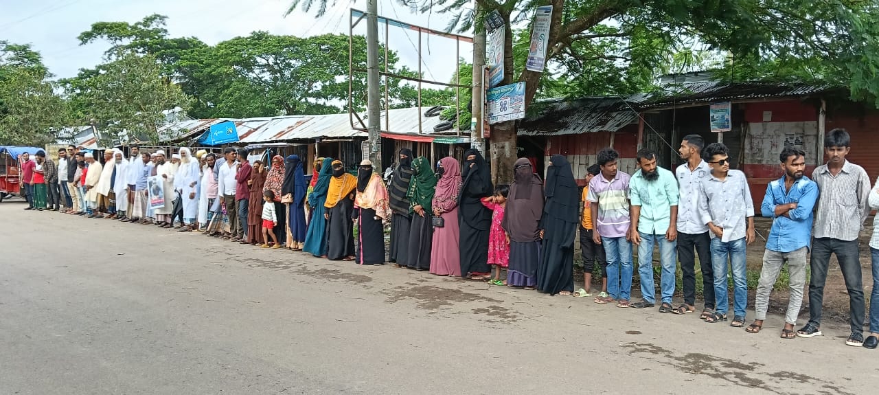 কলাপাড়ায় স্বেচ্ছাসেবক দল নেতা সুমনের সদস্য সচিব পদ স্থগিত করার প্রতিবাদে মানববন্ধন।