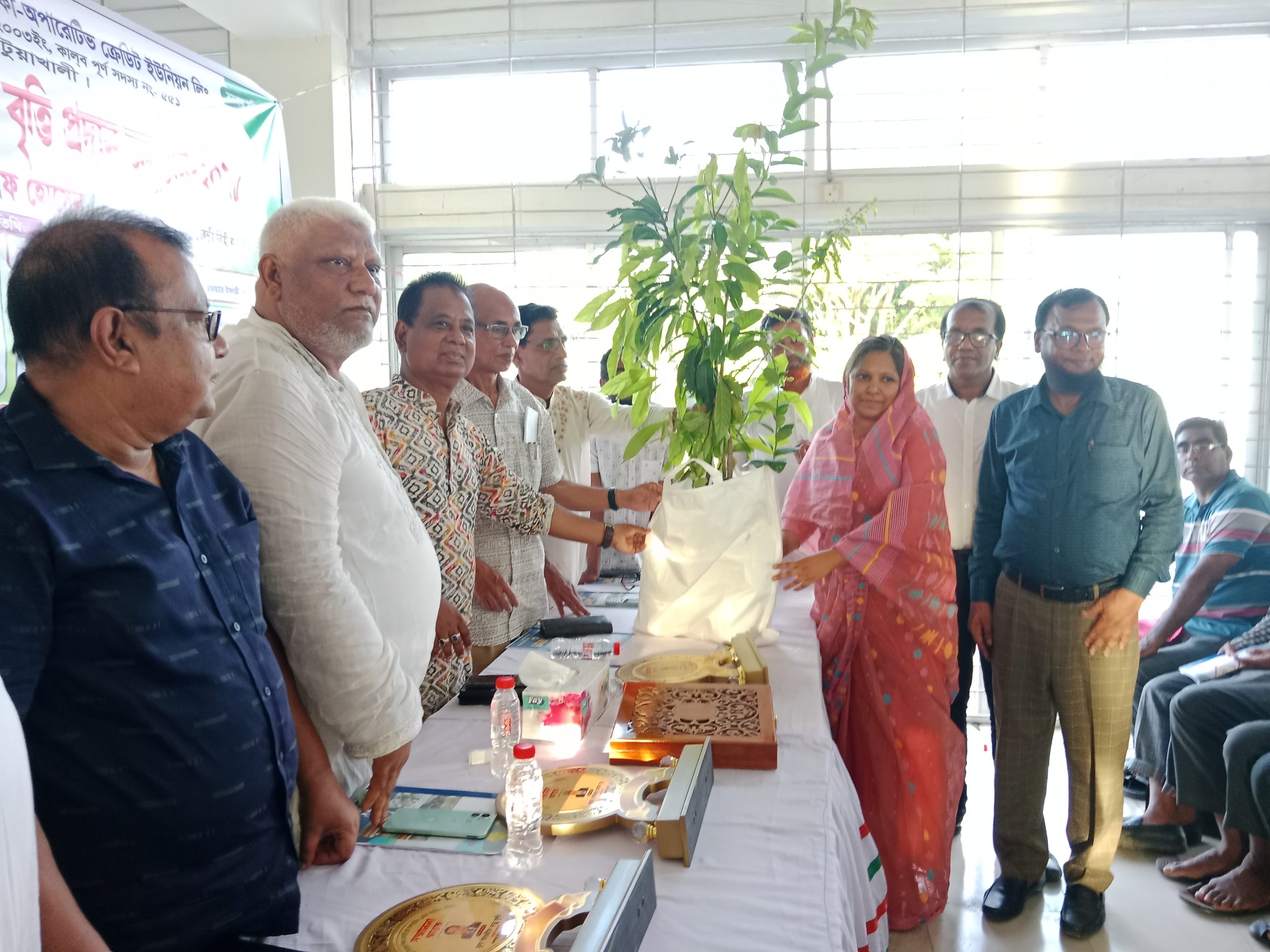 কলাপাড়ায় শিক্ষকদের মধ্যে ফলদ চারা ও মেধাবী সন্তান্দের বৃত্তি প্রদান। 