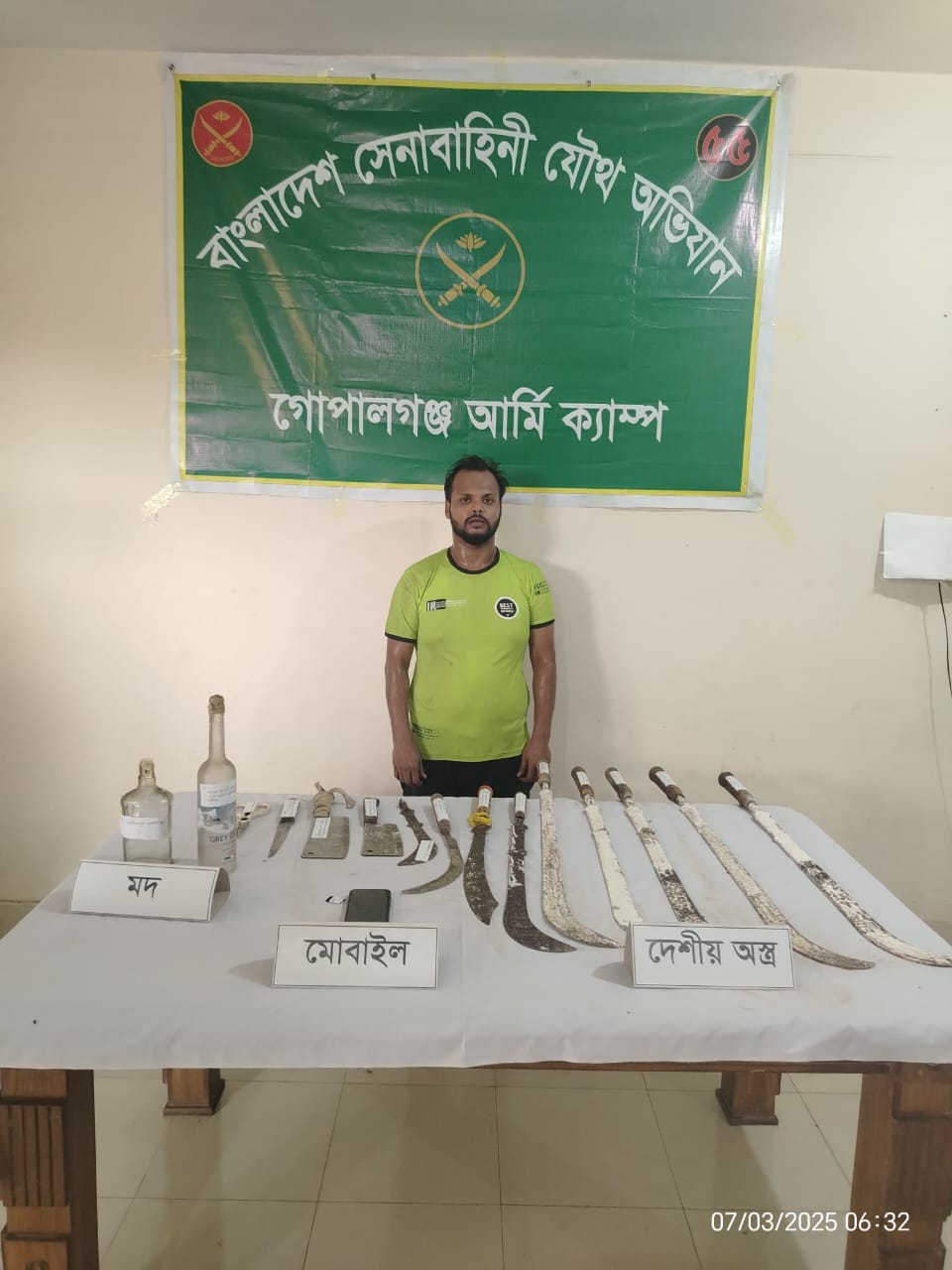 কাশিয়াণীতে  যৌথ বাহিনীর  হাতে নিষিদ্ধ ছাত্রলীগের সদস্য গ্রেফতার 