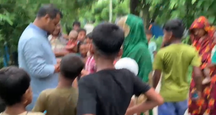 লক্ষ্মীপুরে বেগম খালেদা জিয়ার জন্মদিনে পথশিশুদের মাঝে খাদ্যসামগ্রী বিতরণ