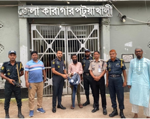 পটুয়াখালী’র জেলা কারাগারে গাজাঁ দিতে গিয়ে যুবক আটক,৩ মাসের কারা দণ্ড। 