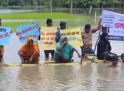 কলাপাড়ায় ভেলায় ভেসে বানভাসী মানুষের সংবাদ সম্মেলন/