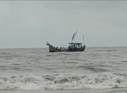 দীর্ঘ ১১ ঘন্টা সমুদ্রে লড়াই করে কিনারে ফিরলেন ১০ জেলে।। 