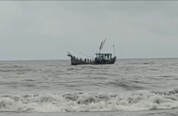 দীর্ঘ ১১ ঘন্টা সমুদ্রে লড়াই করে কিনারে ফিরলেন ১০ জেলে।। 