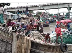 সাগরে ৫ দিন ভেসে থেকে জীবিত উদ্ধার জেলে মোরশেদ। 