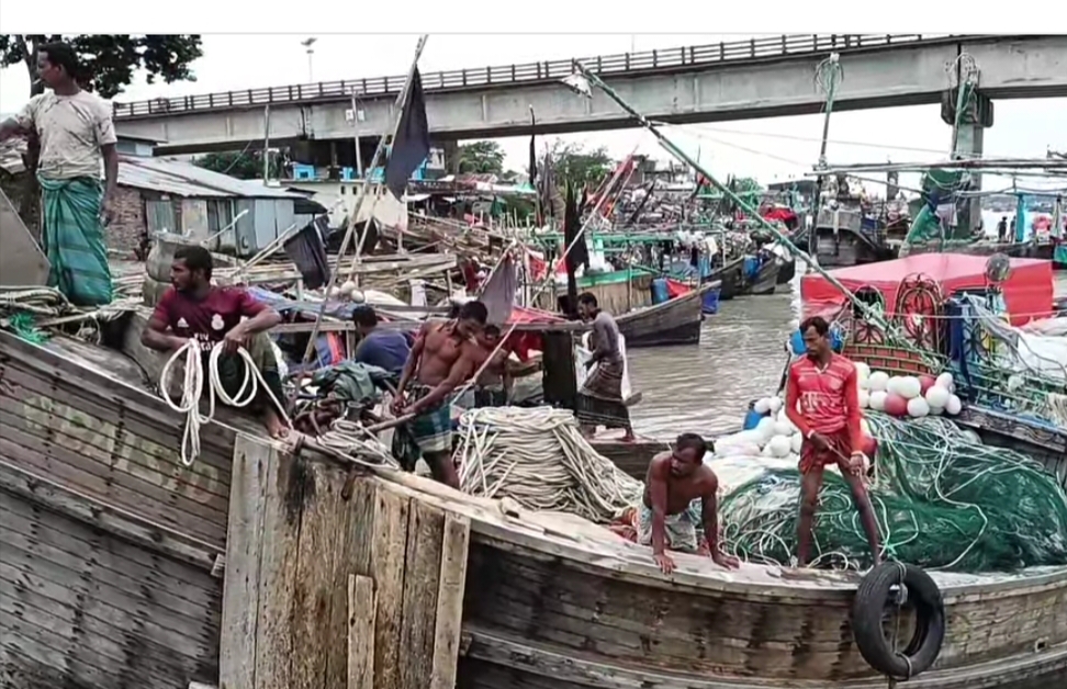 সাগরে ৫ দিন ভেসে থেকে জীবিত উদ্ধার জেলে মোরশেদ। 